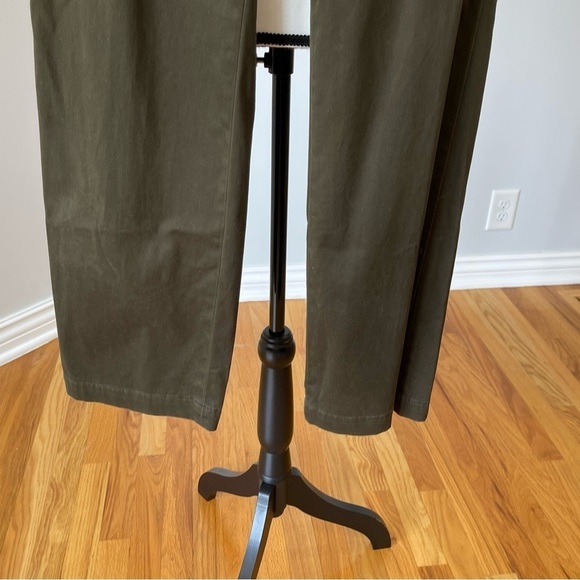 Talbots Signature pants in a size 8 with zippered front pockets in army green - Picture 10 of 14